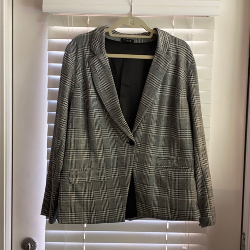 Torrid Blazer Size 2 (Look for the matching Pants)